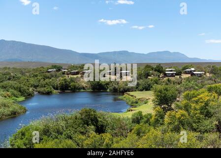 Swellendam, Western Cape, Südafrika, Dezember 2019. Campingplatz auf der Breede River viewd aus Aloe Hill an der Garden Route. Stockfoto