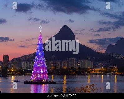 Weihnachtsbaum inmitten der Rodrigo de Freitas Lagune. Stockfoto