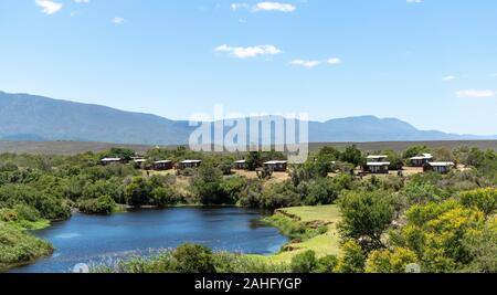 Swellendam, Western Cape, Südafrika, Dezember 2019. Campingplatz auf der Breede River viewd aus Aloe Hill an der Garden Route. Stockfoto