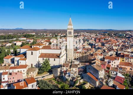 Ein Luftbild von Vodnjan, die Pfarrkirche St. Blasius mit höchsten Turm (62 m) in Istrien, Kroatien Stockfoto