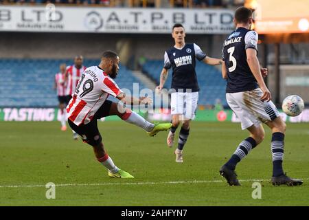 London, Großbritannien. 29 Dez, 2019. Bryan Mbeumo von Brendford schießt auf Ziel während der Sky Bet Championship Match zwischen Millwall und Brentford an der Höhle, London am Sonntag, den 29. Dezember 2019. (Credit: Ivan Jordanov | MI Nachrichten) Credit: MI Nachrichten & Sport/Alamy leben Nachrichten Stockfoto