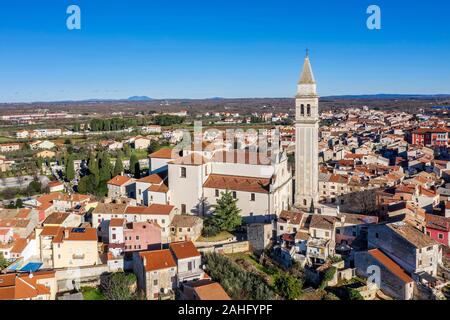 Ein Luftbild von Vodnjan, die Pfarrkirche St. Blasius mit höchsten Turm (62 m) in Istrien, Kroatien Stockfoto