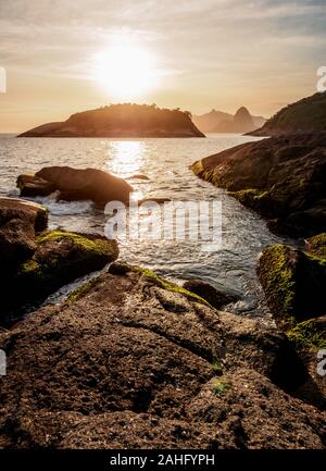 Blick über die Felsen von Piratininga in Richtung Rio de Janeiro, Sonnenuntergang, Niteroi, Bundesstaat Rio de Janeiro, Brasilien Stockfoto