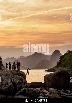 Blick über die Felsen von Piratininga in Richtung Rio de Janeiro, Sonnenuntergang, Niteroi, Bundesstaat Rio de Janeiro, Brasilien Stockfoto