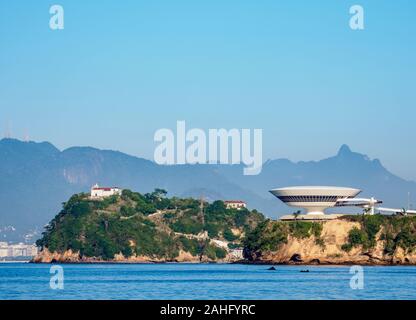 Blick Richtung Niteroi Museum für Zeitgenössische Kunst, MAC und Boa Viagem Insel, Niteroi, Bundesstaat Rio de Janeiro, Brasilien Stockfoto