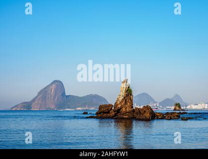 Blick über icarai Felsen in Richtung Zuckerhut, Niteroi, Bundesstaat Rio de Janeiro, Brasilien Stockfoto