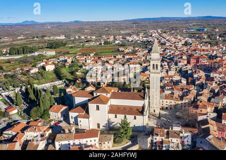 Ein Luftbild von Vodnjan, die Pfarrkirche St. Blasius mit höchsten Turm (62 m) in Istrien, Kroatien Stockfoto