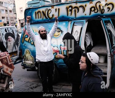 Jerusalem, Israel. 29 Dez, 2019. Eine ultra-orthodoxe Juden Tänze in Jerusalem, Sonntag, 29 Dezember, 2019. Juden in New York haben einen schnellen Anstieg antisemitischer Übergriffe im Dezember sichtbar, der Furcht unter den ultra-orthodoxe Gemeinschaft. Foto von Debbie Hill/UPI Quelle: UPI/Alamy leben Nachrichten Stockfoto