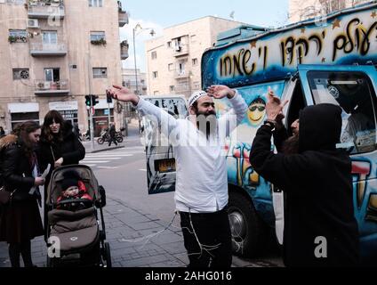 Jerusalem, Israel. 29 Dez, 2019. Ultra-orthodoxe Juden Tanz in Jerusalem, Sonntag, 29 Dezember, 2019. Juden in New York haben einen schnellen Anstieg antisemitischer Übergriffe im Dezember sichtbar, der Furcht unter den ultra-orthodoxe Gemeinschaft. Foto von Debbie Hill/UPI Quelle: UPI/Alamy leben Nachrichten Stockfoto