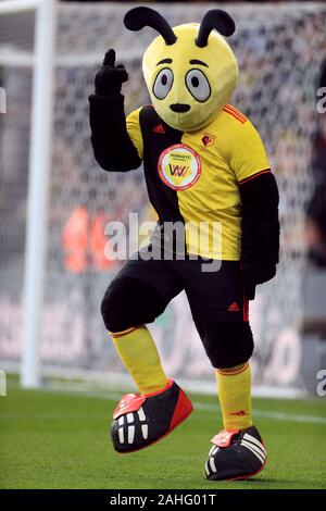 Die watford Maskottchen Harry Hornissen vor der Premier League Match an der Vicarage Road, Watford. Stockfoto