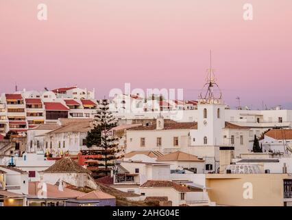 Stadtbild in der Dämmerung Albufeira, Algarve, Portugal Stockfoto