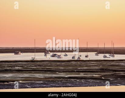 Blick auf den Naturpark Ria Formosa bei Sonnenuntergang, Faro, Algarve, Portugal Stockfoto