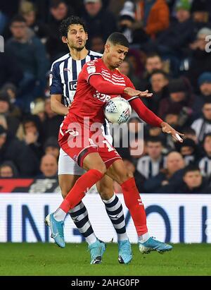 West Bromwich Albion Ahmed Hegazy Schlachten mit Middlesbrough ist Ashley Fletcher während der Sky Bet Championship Match in West Bromwich, West Bromwich. Stockfoto