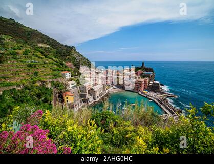 Vernazza Dorf, Erhöhte Ansicht, Cinque Terre, UNESCO-Weltkulturerbe, Ligurien, Italien Stockfoto