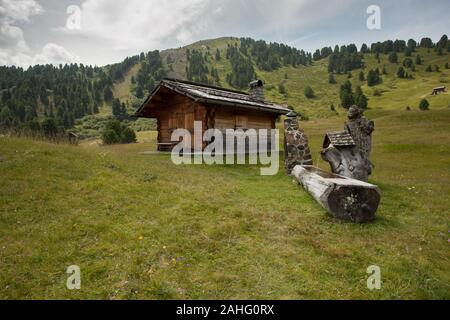 Alpine See der Seceda Gegend inmitten der italienischen Dolomiten Stockfoto