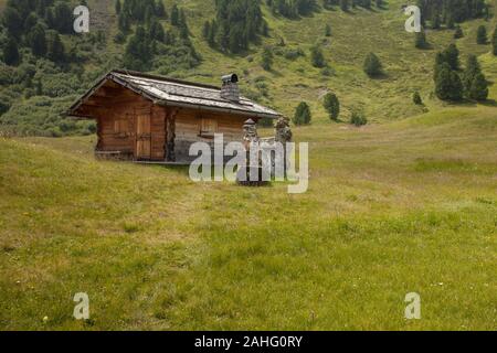 Alpine See der Seceda Gegend inmitten der italienischen Dolomiten Stockfoto