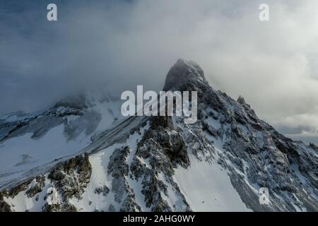 Luftaufnahme von Vestrahorn Berge und Stokksnes Strand bei Sonnenuntergang. Island im Frühjahr Stockfoto