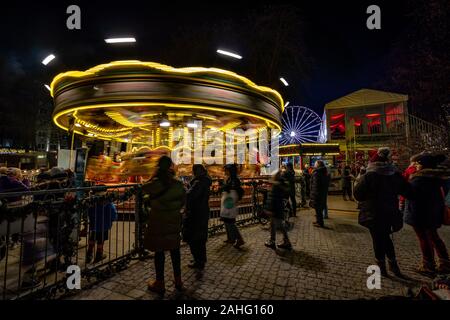 Oslo, Norwegen - Merry-go-round Fahrt mit Riesenrad im Hintergrund Stockfoto