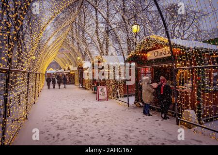 Oslo, Norwegen - Traditioneller Weihnachtsmarkt mit fallendem Schnee Stockfoto