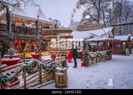 Oslo, Norwegen - Traditioneller Weihnachtsmarkt mit fallendem Schnee Stockfoto