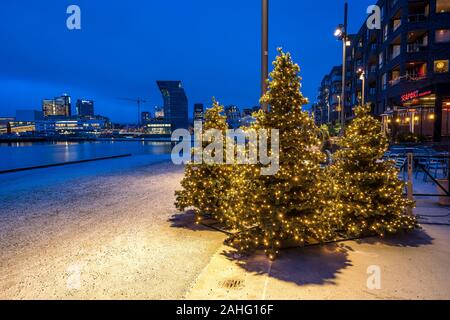 Oslo, Norwegen - Weihnachtsschmuck in der Stadt bei Nacht Stockfoto