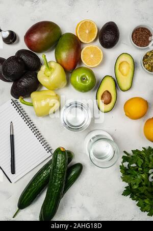 Draufsicht auf Gemüse und Früchte. Notebook für das Schreiben Rezepte kochen. Ansicht von oben. Stockfoto