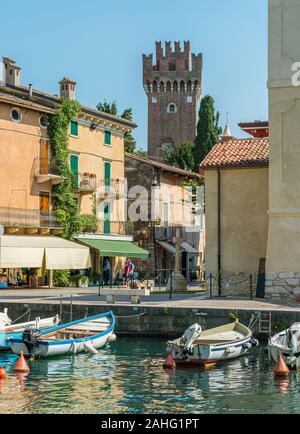 Die malerische Stadt Lazise am Gardasee. Provinz Verona, Venetien, Italien. Stockfoto
