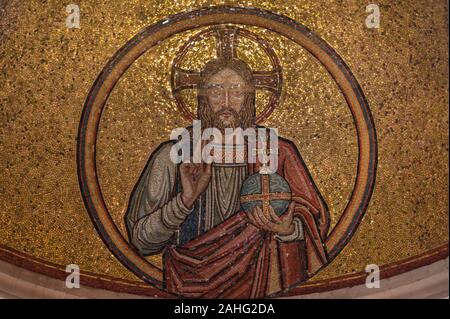 Mosaik über dem Altar der thronenden Christus geben ein Segen, der Hl. Katharina Kirche Hoarwithy Herefordshire UK Februar 2019. Stockfoto