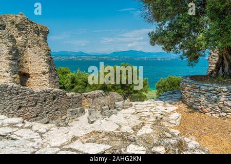 Ruinen von Catullo Villa in Sirmione am Gardasee in der Provinz Brescia, Lombardei, Italien. Stockfoto