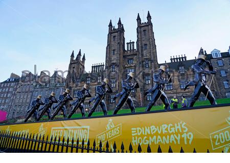 Edinburgh, Schottland, Großbritannien. 29 Dez, 2019. Installation von Johnnie Walker Whisky schreitenden Mann Statuen auf dem Damm, die Förderung und die Zusammenarbeit mit Edinburghs Weihnachten und Hogmanay 19 feiern. Hogmanay Street Party gehostet von Johnnie Walker. Quelle: Craig Brown/Alamy leben Nachrichten Stockfoto