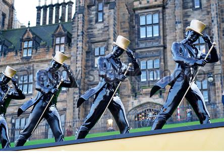 Edinburgh, Schottland, Großbritannien. 29 Dez, 2019. Installation von Johnnie Walker Whisky schreitenden Mann Statuen auf dem Damm, die Förderung und die Zusammenarbeit mit Edinburghs Weihnachten und Hogmanay 19 feiern. Hogmanay Street Party gehostet von Johnnie Walker. Quelle: Craig Brown/Alamy leben Nachrichten Stockfoto