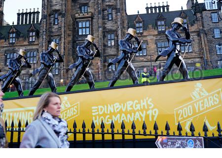 Edinburgh, Schottland, Großbritannien. 29 Dez, 2019. Installation von Johnnie Walker Whisky schreitenden Mann Statuen auf dem Damm, die Förderung und die Zusammenarbeit mit Edinburghs Weihnachten und Hogmanay 19 feiern. Hogmanay Street Party gehostet von Johnnie Walker. Quelle: Craig Brown/Alamy leben Nachrichten Stockfoto