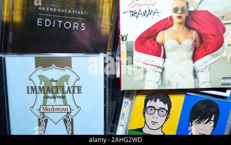 Verschiedene musikalische Künstler auf Compact Disc, Pink, Madonna, Editoren, verwischen. Stockfoto