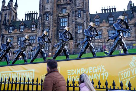 Edinburgh, Schottland, Großbritannien. 29 Dez, 2019. Installation von Johnnie Walker Whisky schreitenden Mann Statuen auf dem Damm, die Förderung und die Zusammenarbeit mit Edinburghs Weihnachten und Hogmanay 19 feiern. Hogmanay Street Party gehostet von Johnnie Walker. Quelle: Craig Brown/Alamy leben Nachrichten Stockfoto