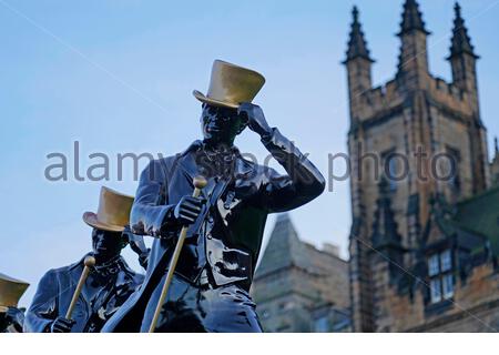 Edinburgh, Schottland, Großbritannien. 29 Dez, 2019. Installation von Johnnie Walker Whisky schreitenden Mann Statuen auf dem Damm, die Förderung und die Zusammenarbeit mit Edinburghs Weihnachten und Hogmanay 19 feiern. Hogmanay Street Party gehostet von Johnnie Walker. Quelle: Craig Brown/Alamy leben Nachrichten Stockfoto