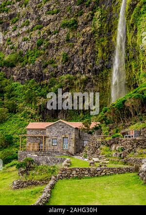 Poco tun Bacalhau Wasserfall, Faja Grande, Flores, Azoren, Portugal Stockfoto