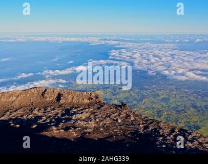 Grube Kraterrand von Pico Alto auf dem Gipfel des Pico, der Insel Pico, Azoren, Portugal Stockfoto