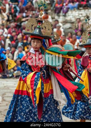 Paro. Bhutan. 03.22.05. Tanz der schwarzen Hüten bei Paro Tsechu im Königreich Bhutan. Tshechus sind religiöse Feste der Drukpa Linie der Stockfoto