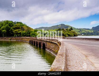 Brücke über Lagoa das Sete Cidades, Sao Miguel, Azoren, Portugal Stockfoto