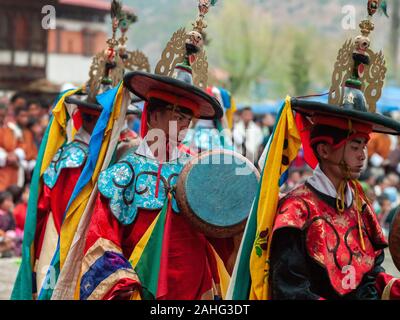 Paro. Bhutan. 03.22.05. Tanz der schwarzen Hüten bei Paro Tsechu im Königreich Bhutan. Tshechus sind religiöse Feste der Drukpa Linie der Stockfoto