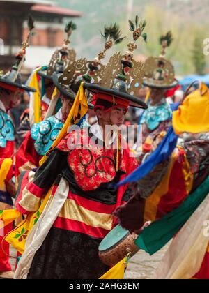 Paro. Bhutan. 03.22.05. Tanz der schwarzen Hüten bei Paro Tsechu im Königreich Bhutan. Tshechus sind religiöse Feste der Drukpa Linie der Stockfoto