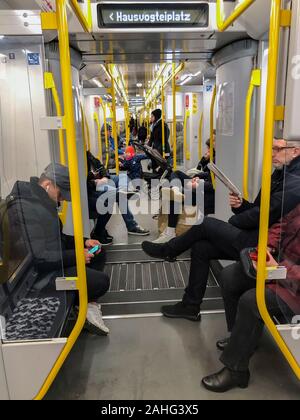 Berlin, Deutschland, Touristen auf der U-Bahn, U-Bahn, U-Bahn, U-Bahn, U-Bahn, U-Bahn, Pendelzüge, Menschen mit U-Bahn Stockfoto