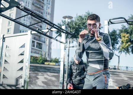 Ernsthafte Sportler mit seinen Händen, während des MMA-Training Stockfoto