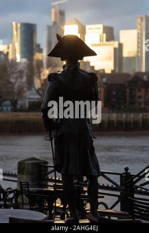 Greenwich, London, UK. 22. Dezember 2019. Eine Statue von Admiral Lord Nelson, in der Nähe des Trafalgar Tavern in Greenwich, London, über die Stockfoto