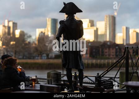 Greenwich, London, UK. 22. Dezember 2019. Eine Statue von Admiral Lord Nelson, in der Nähe des Trafalgar Tavern in Greenwich, London, über die Stockfoto