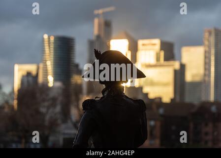 Greenwich, London, UK. 22. Dezember 2019. Eine Statue von Admiral Lord Nelson, in der Nähe des Trafalgar Tavern in Greenwich, London, über die Stockfoto