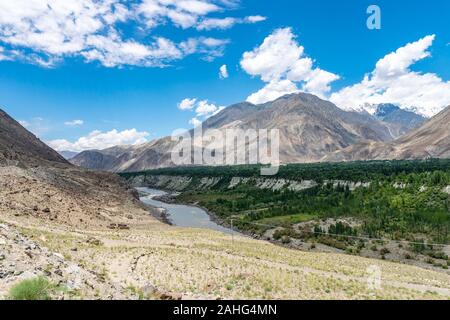 Gilgit Karakorum Highway Atemberaubend malerischen Blick auf Landschaft mit Fluss Indus und Tal auf einer sonnigen blauen Himmel Tag Stockfoto