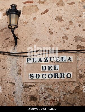 Wand- und Straßenschild in Trujillo, Extremadura, Spanien Stockfoto