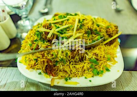 Traditionelle köstlichen Pakistanischen spicy Chicken Biryani auf einem weißen Teller Detailansicht Stockfoto