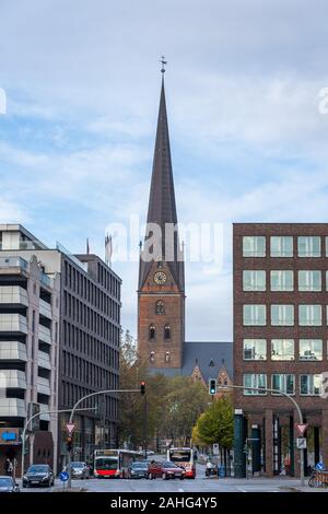 Hamburg, Deutschland - 9 November, 2019: Bus- und Autos passieren durch die Petrikirch in Hamburg City Stockfoto